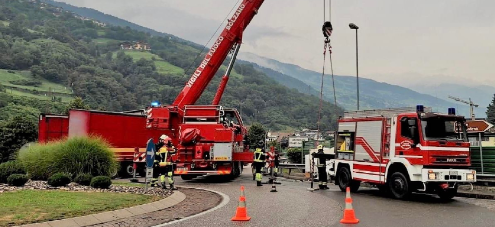 Il camion perde due blocchi di metallo da 20 tonnellate: l’intervento dei vigili del fuoco
